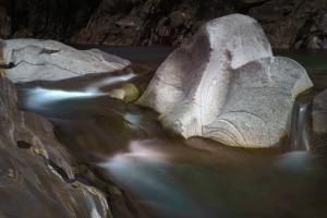 Fliessendes Wasser mit Gesteinsformation in Lavertezzo Fliessendes Wasser mit Gesteinsformation in Lavertezzo
