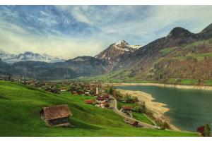 Zugfahrt über den Brünig vorbei am Lungerensee