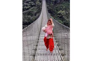 Auf eine Brücke in Nepal