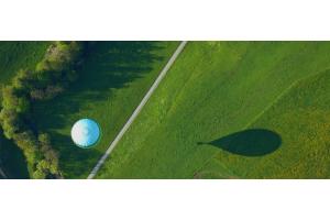 Schatten eines Ballons im Landeanflug Schatten eines Ballons im Landeanflug