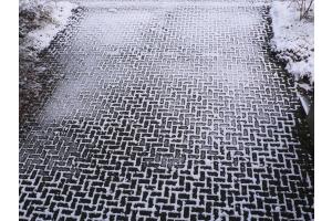 Schnee auf Verbundsteinen