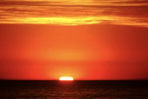 Gleich verschwindet die Sonne entgültig hinter dem Horizont