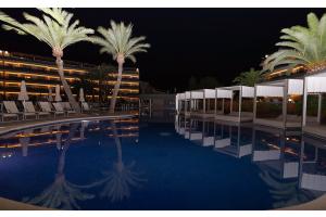Pool am Abend in Palma.