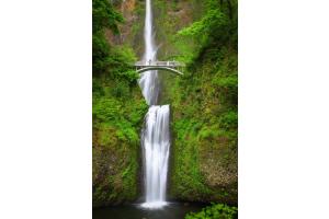 Brücke vor dem Wasserfall