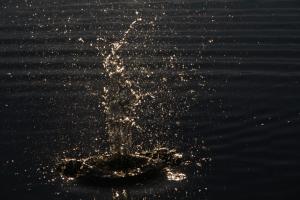 Ins Wasser fällt ein Ins Wasser fällt ein