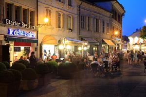 Die "Rue de Rive" in Nyon (Waadt) eines Sommerabends