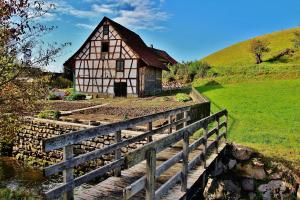 Holzsteg zum Haus