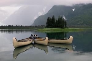 Drei auf einem See in Alaska