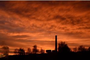 Brennender Morgenhimmel über der Zuckerfabrik