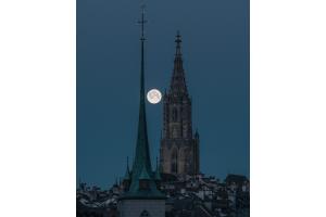 Vollmond zwischen zwei Berner Wahrzeichen