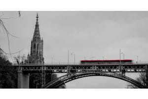 Das spätgotische Münster, die renovierte Kirchenfeldbrücke und Bernmobil in Fahrt Das spätgotische Münster, die renovierte Kirchenfeldbrücke und Bernmobil in Fahrt