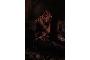 Himba Frau bei der Körperpflege