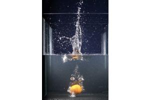 Eine Mandarine fällt ins Wasser Eine Mandarine fällt ins Wasser
