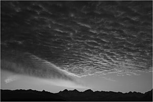 Schafwolken vor der Alpenslhouette