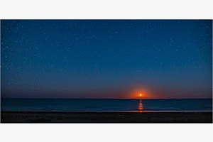Der Sommerhitze entfliehen und den Strand in der Nacht geniessen