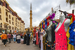 Gegensätze: nach Sitte gekleidete Frauen und ¨offenherzige¨ Roben am Markt vor einer Moschee Gegensätze: nach Sitte gekleidete Frauen und ¨offenherzige¨ Roben am Markt vor einer Moschee