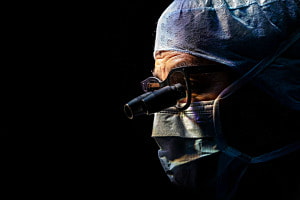 Operateur mit Lupenbrille