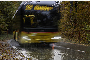 Postauto im strömenden Regen