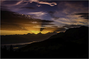 Sonnenaufgang mit Schattenstrahlen
