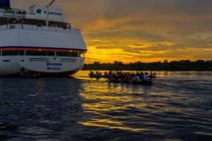 Sonnenuntergang um 17:01 auf dem Amazonas Sonnenuntergang um 17:01 auf dem Amazonas