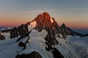 Sonnenaufgang auf dem Oberaarhorn (3629m, 06:20 Uhr) mit Blick auf das Finsteraarhorn Sonnenaufgang auf dem Oberaarhorn (3629m, 06:20 Uhr) mit Blick auf das Finsteraarhorn
