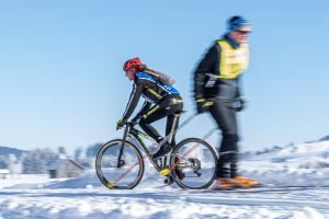 Biker am Langlaufrennen Biker am Langlaufrennen