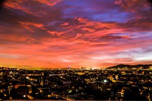 Sonnenuntergang über den Dächern von Barcelona Sonnenuntergang über den Dächern von Barcelona