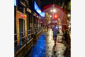 Durch den Regen (Mumbai)