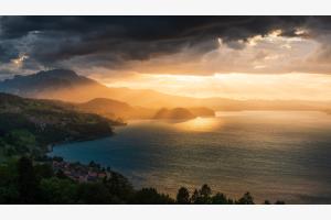 Sommer-Sonnenuntergang über dem Thunersee Sommer-Sonnenuntergang über dem Thunersee