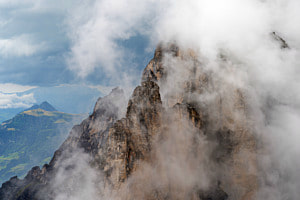Gstellihorn taucht nach Sommergewitter aus den Wolken auf