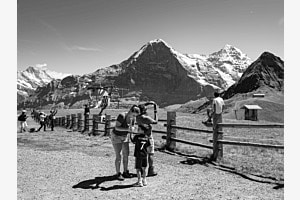 Touristen vor einer der schönsten Kulissen in der Schweiz