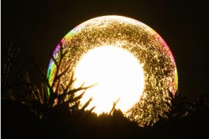 Die aufgehende Sonne in der  gefrierenden Seifenblase