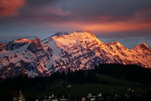 Säntis hinter Wolken in der Abendsonne