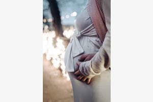 Babybauch im Lichtspiel
