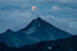 Aufgehender Mond im Wallis
