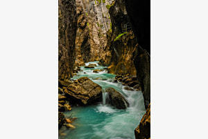 leuchtendes Gletscherwasser