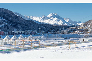 Gefrorener See in ST. Moritz. Im Hintergrund die Pferderennbahn.