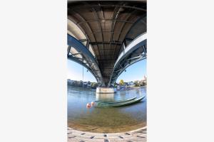 Spezieller Blickwinkel einer gewöhnlichen Brücke  |  vertikale Panoramaaufnahme