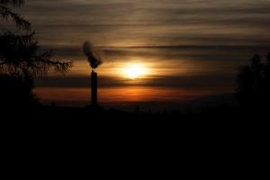 Kamin im Abendlicht