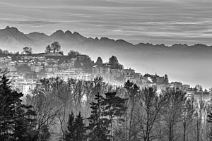 Zug mit den Alpen im Hintergrund