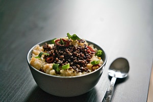 Würziges Hackfleisch-Congee mit Frühlingszwiebeln und Chili Würziges Hackfleisch-Congee mit Frühlingszwiebeln und Chili