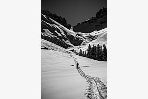 Schmale Spur in gross(artig)er Landschaft