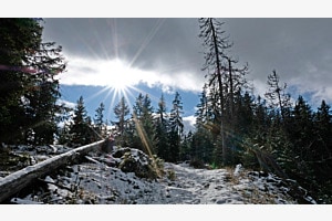 Wolken verdecken die Sonne nur halb