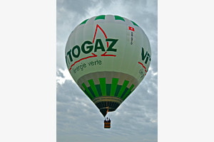 Riesiger Ballon  Kl.Menschen