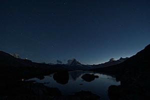 Dunkle Schatten am Stellisee