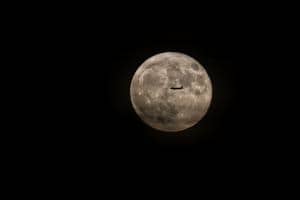 Fly me to the moon... Fly me to the moon...