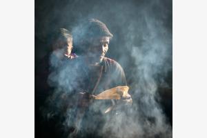 Vater und Sohn am Feuer