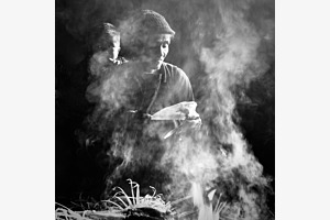 Vater und Sohn am Feuer (Naga in Myanmar)