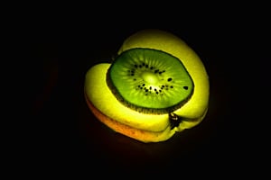 Kiwi trieft auf Apfel. Kiwi trieft auf Apfel.