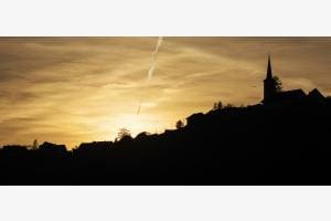 Dorfsilhouette im Gegenlicht